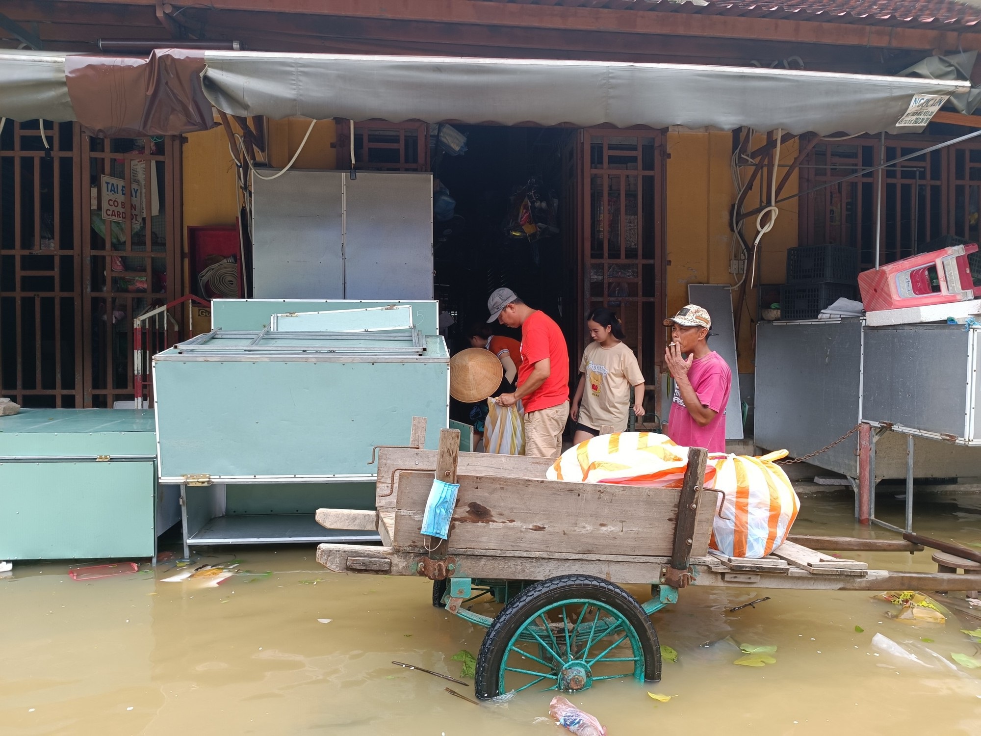 Bão vừa qua, người dân Quảng Nam lại gấp rút di dời đồ đạc vì cảnh báo lũ quét cấp độ 2 - Ảnh 8